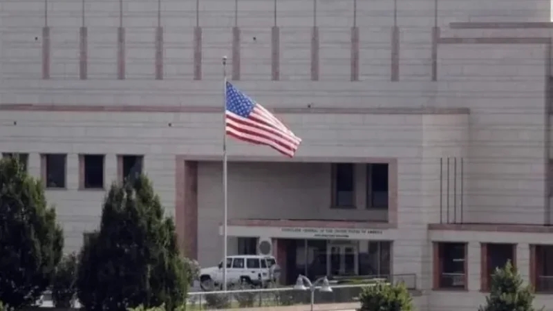 السفارة الأمريكية في لبنان تحث مواطنيها على مغادرة البلاد