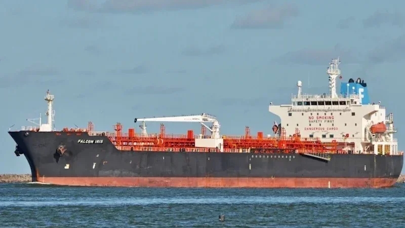 استهداف ناقلة نفط قبالة سواحل عُمان وإصابة 4 من طاقمها