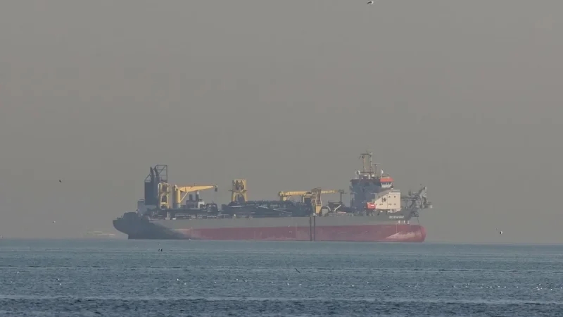 مئات الناقلات والسفن تتوقّف في الخليج مع تصاعد الحرب