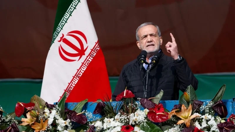 الرئيس الإيراني يُعلن استمرار الضربات انتقامًا لاغتيال خامنئي