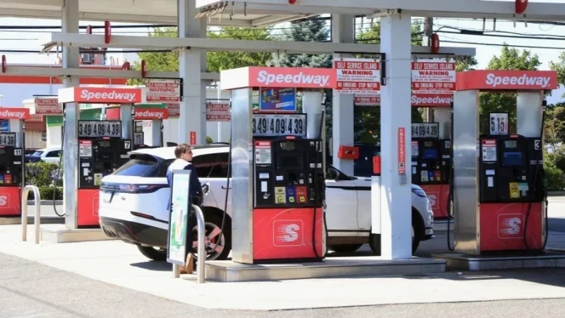 محللون يحذرون من ارتفاع أسعار البنزين بأمريكا بعد الهجوم على إيران