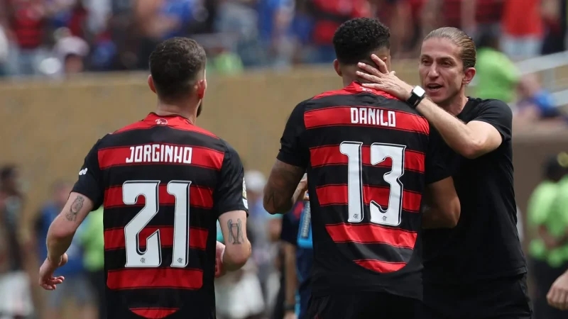 فلامنغو البرازيلي يقيل مدربه فيليبي لويس