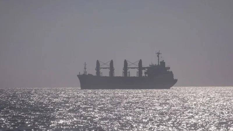 اشتعال النيران في ناقلة ترفع العلم الروسي ومصير طاقمها مجهول