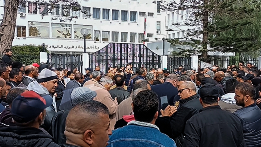 بحارة يحتجون ويطالبون بتعديل القانون وتوسيع الانتفاع بصيد التن الأحمر