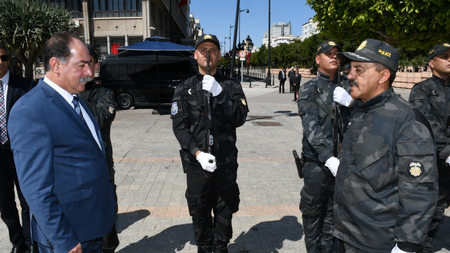 ساحة 14 جانفي: وزير الداخلية يتلو الفاتحة ترحّما على أرواح الشّهداء