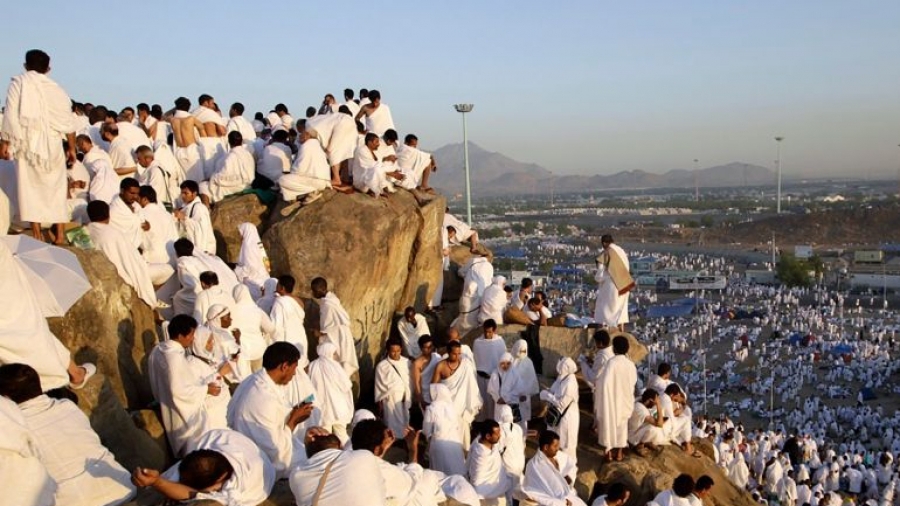 حجّاج بيت الله يتوافدون على عرفة لأداء ركن الحجّ الأعظم