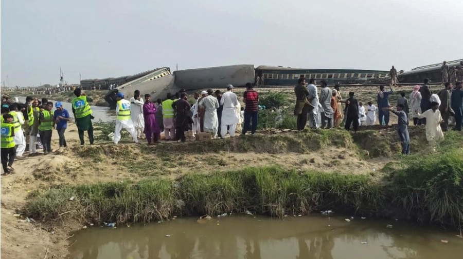 28 قتيلا وعشرات الجرحى بحادث قطار في جنوب باكستان