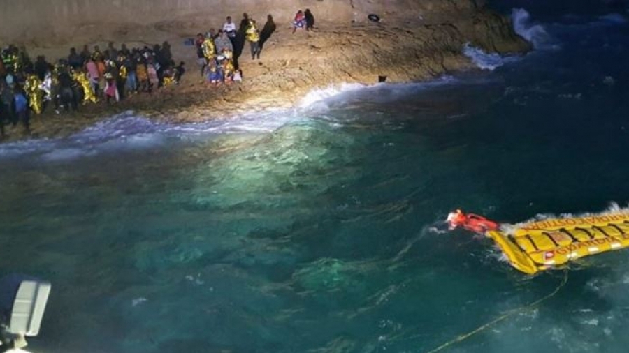 قبالة لامبيدوزا.. خفر السواحل الايطالي يُنقذ 45 مهاجرا