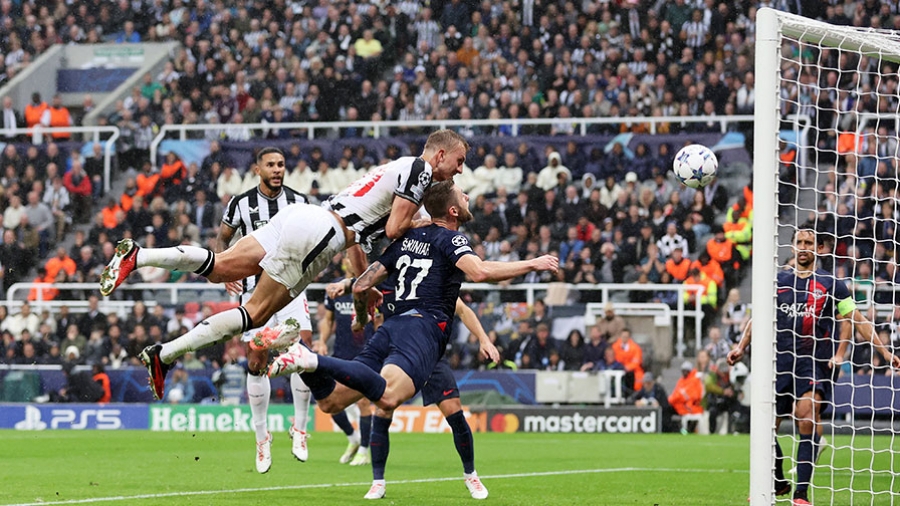 نيوكاسل يسحق باريس سان جيرمان 4-1 في دوري أبطال أوروبا