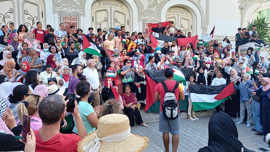 العاصمة: وقفة أمام المسرح البلدي دعمًا لفلسطين وحرق لعلم الاحتلال