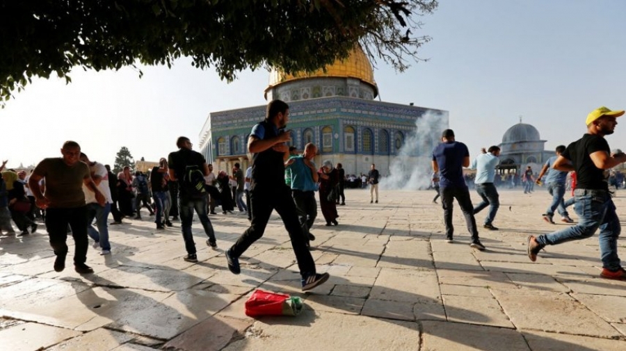  القدس: الاحتلال يعتدي على المصلين بعد منعهم من دخول الأقصى