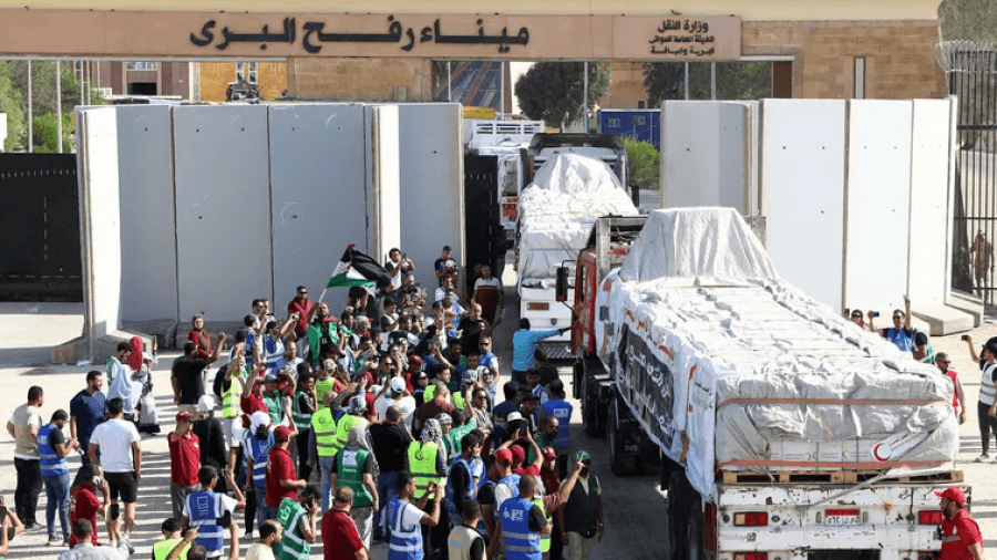 أكفان وتلاقيح كورونا.. هذا ما وصل غزّة من مساعدات !