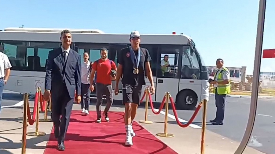 Le champion Ayoub Hafnaoui arrive à Tunis