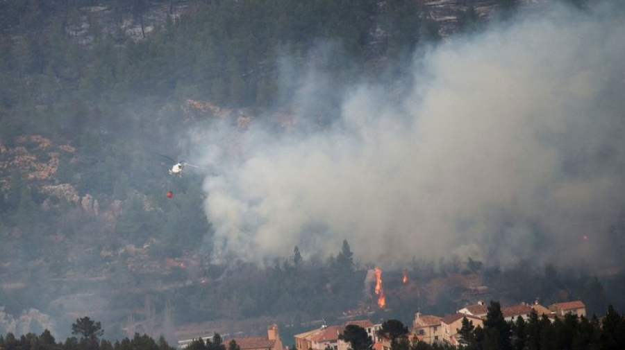 Espagne: Des villageois évacués après le départ d'un feu de forêt