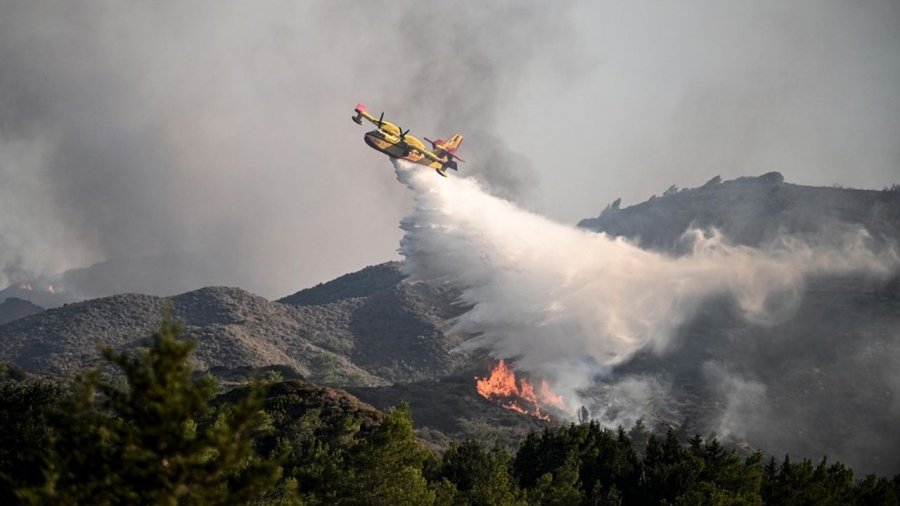 La Grèce affronte le plus grand incendie jamais enregistré dans l'UE