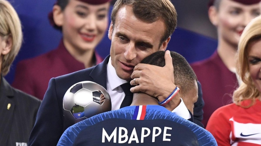 Macron va ''essayer de pousser'' pour que Mbappé reste au PSG