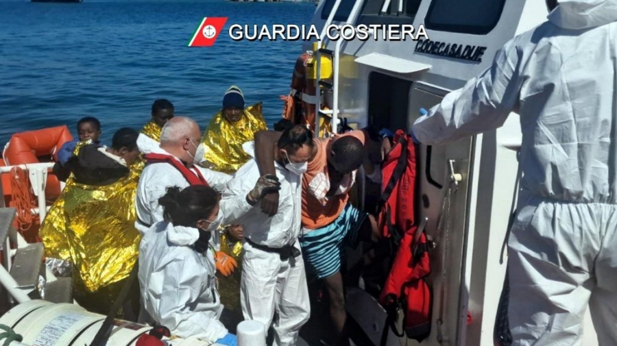 Italie: Deux morts et 57 migrants secourus au large de Lampedusa