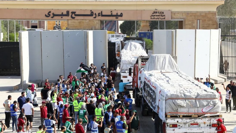 17 camions transportant du carburant entrent dans la Bande de Gaza