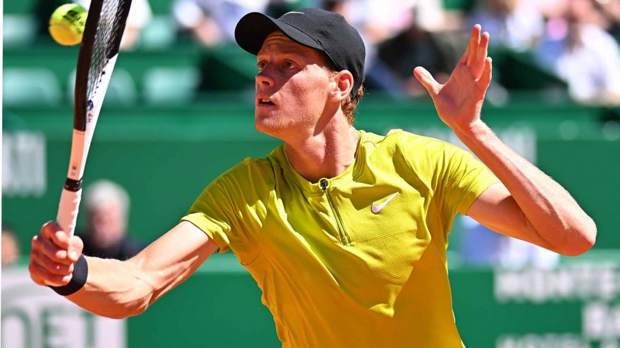 Monte-Carlo: Sinner rejoint Rune en demi-finales