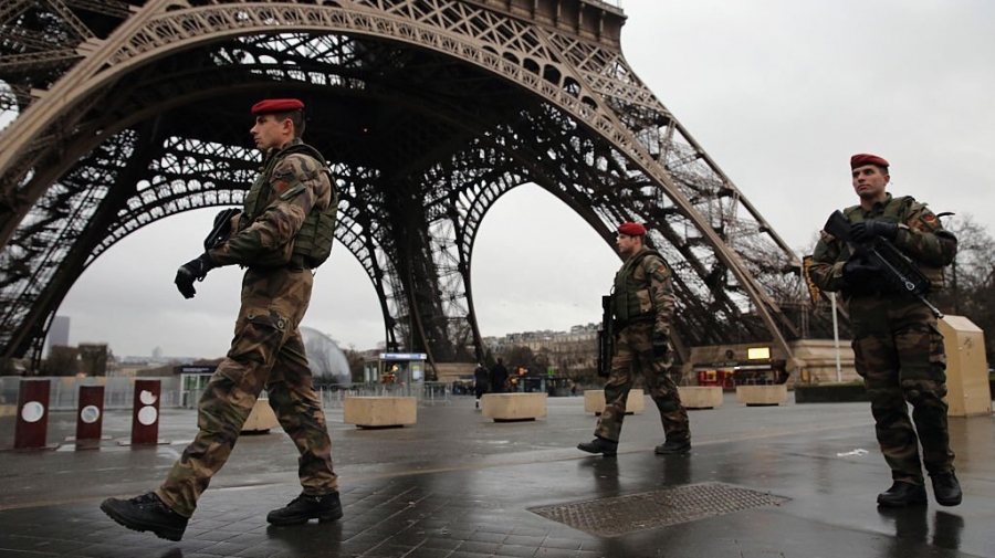 La tour Eiffel évacuée...les démineurs sur place