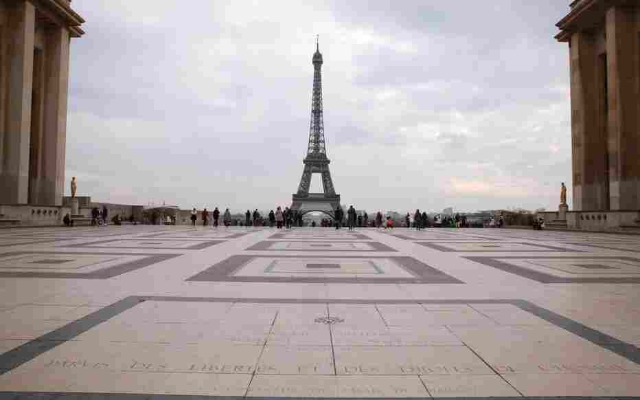 Eiffel Tower briefly evacuated after bomb threat