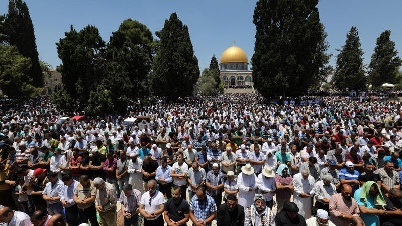 120 thousand Palestinians attend Friday prayers in Al-Aqsa