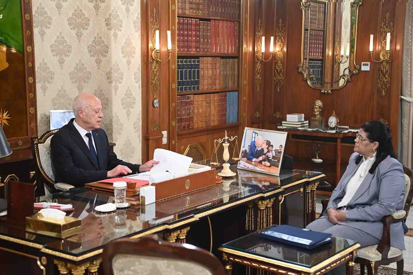 Tunisia-President Kaïs Saïed discusses public finances and  fight against tax evasion with  Minister of the Economy