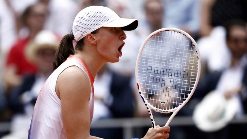 Swiatek wins third straight French Open title