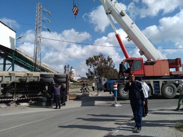 بنزرت: تفعيل المخطط المحلي لتنظيم النجدة ببنزرت الجنوبية اثر حادث انقلاب شاحنة ثقيلة محملة باطنان من الحديد الصلب