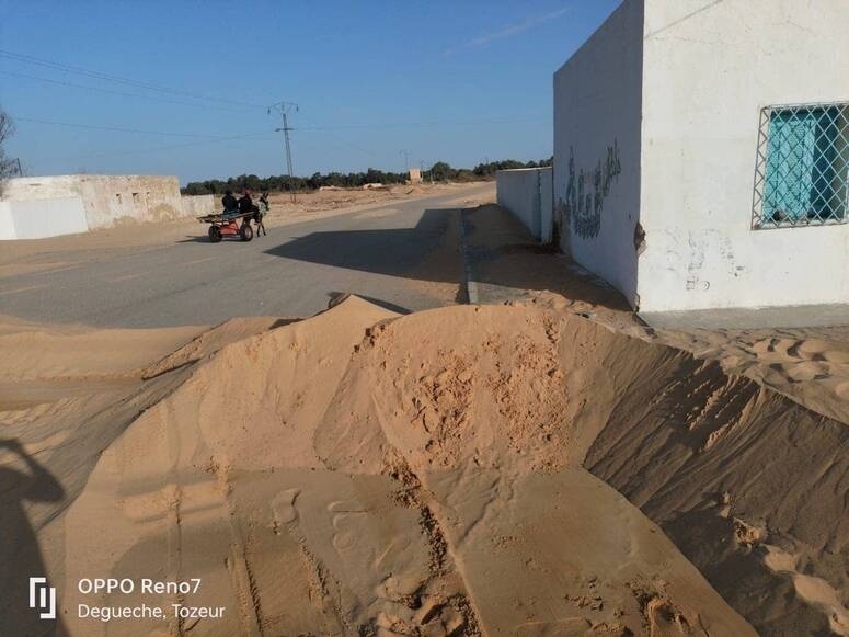 توزر: الرمال تحاصر قرية شاكمو بحامة الجريد من كل الجهات والسكّان يواجهونها بإمكانياتهم الذاتية في انتظار حلّ دائم