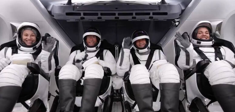 "سبيس إكس" تطلق مركبة Crew Dragon المأهولة إلى مدار الأرض