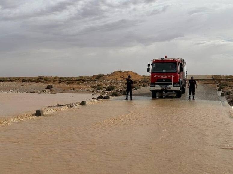 انقطاع حركة المرور على الطريق الجهوية 206 الرابطة بين مدينتي قبلي ودوز جراء ارتفاع منسوب وادي المعمر