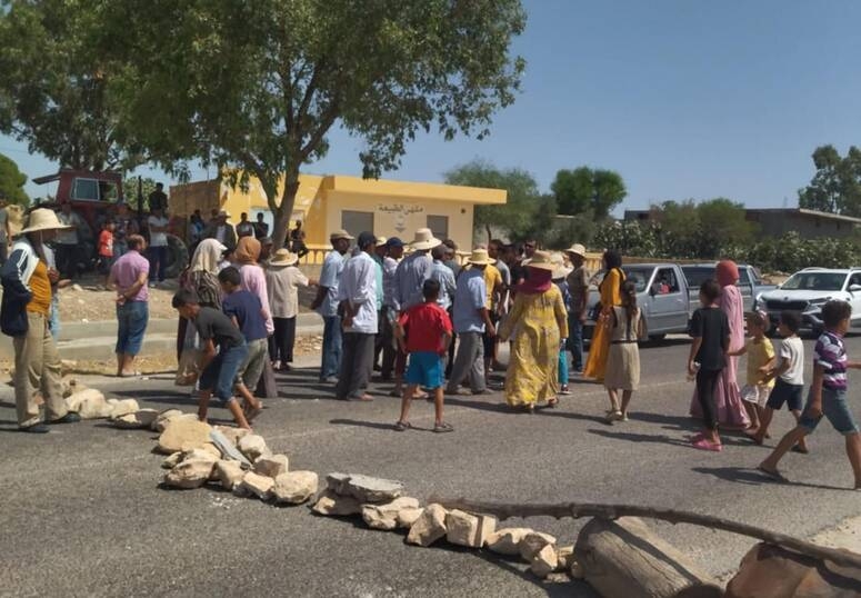 القيروان: أهالي 4 قرى تابعة لعمادة جبل الريحان بالوسلاتية يغلقون الطريق الجهوية عدد 46 للمطالبة بالماء الصالح للشرب