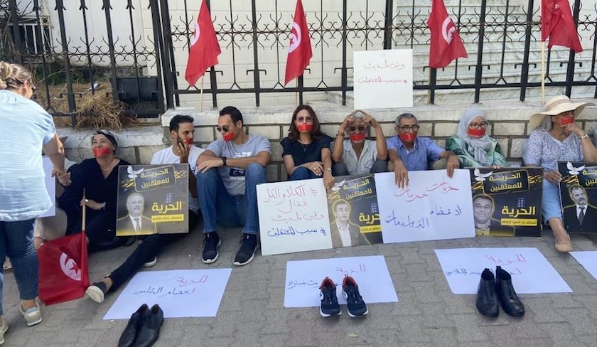 Sit-in des familles et proches des détenus politiques devant la Cour d'appel de Tunis