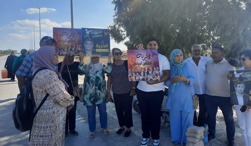 En photos : les familles des détenus politiques devant la prison de la Mornaguia