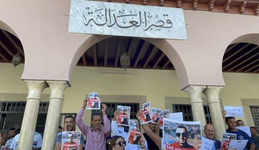 Affaire Yassine Romdhani : des manifestants se rassemblent sur les marches du tribunal de première instance de Kairouan