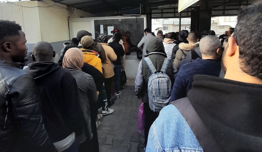 Une file d'attente pour les Tunisiens, une autre pour les Subsahariens