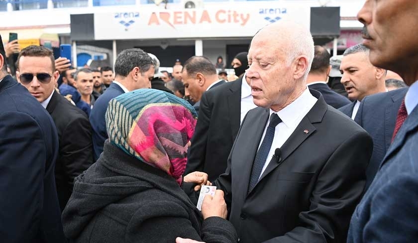 Le président de la République rend visite à des quartiers de la périphérie de Tunis