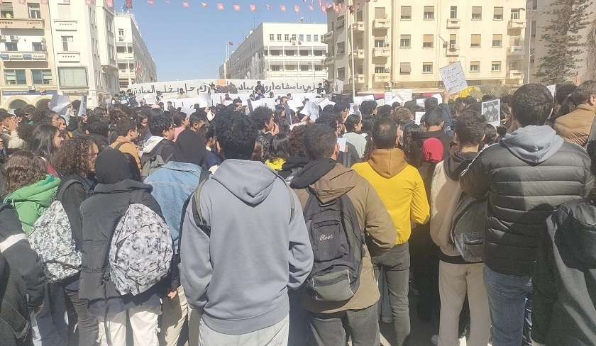 Des centaines d'élèves protestent à Sfax après le décès de l'un de leurs camarades