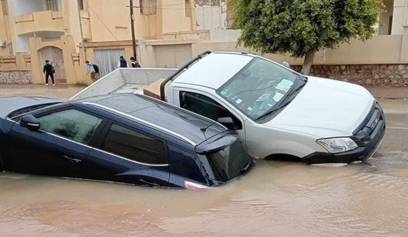 Sfax - Deux voitures s'engouffrent dans un trou