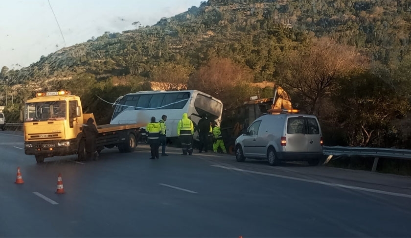 Un bus de touristes frôle la catastrophe