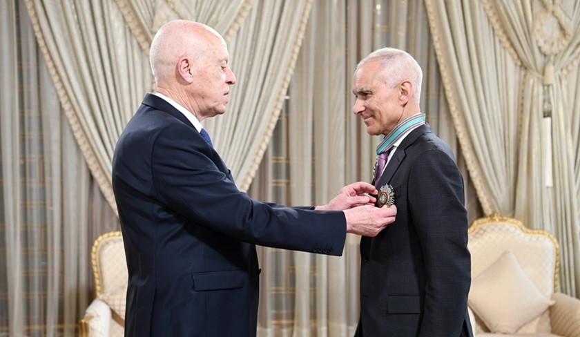 Kaïs Saïed décore Moungi Bawendi de l'insigne de première classe de l'Ordre national