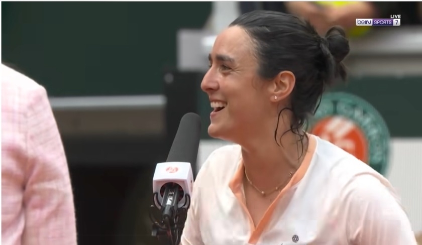 Ons Jabeur chante et enflamme le public de Roland-Garros