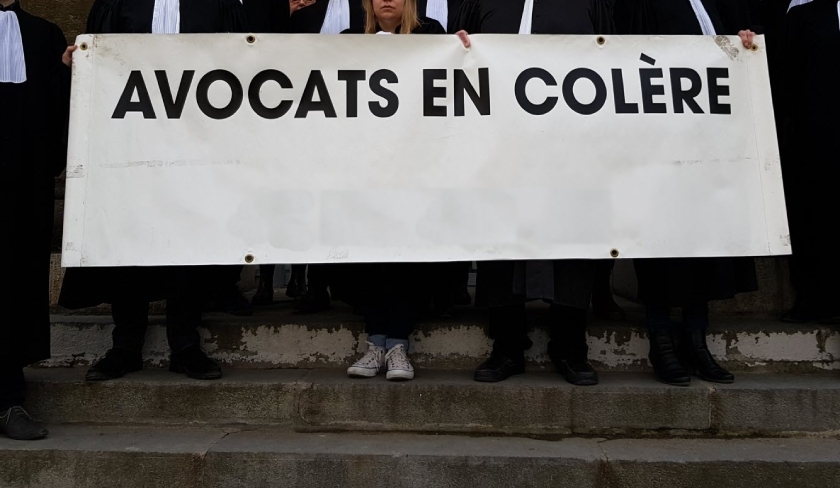 Les avocats manifestent devant les tribunaux tunisiens