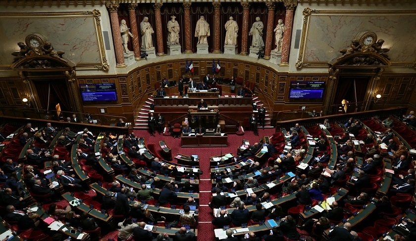 France : le gouvernement cède, mais reste sous la menace d'une motion de censure