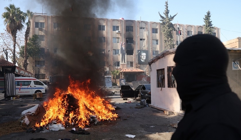 Des manifestations massives de Syriens alaouites après l'attaque d'un sanctuaire, un manifestant tué