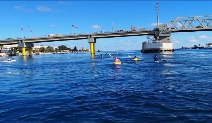 À Bizerte : les habitants recourent aux bateaux pour traverser le canal ' la réalité sur cette photo