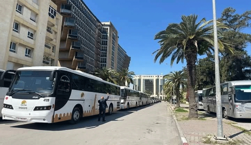 Des bus publics, des manifestants pro-pouvoir' et des échos du passé
