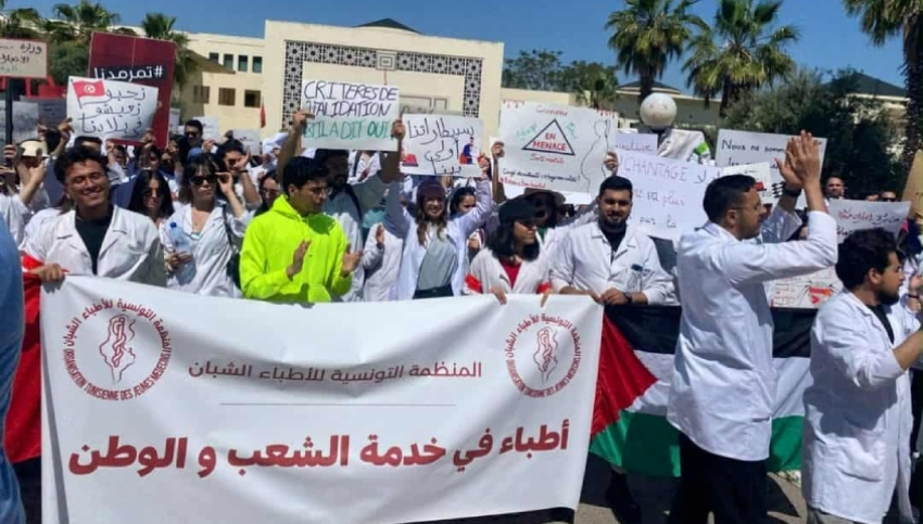 « Médecins en colère » : les jeunes praticiens tunisiens descendent dans la rue