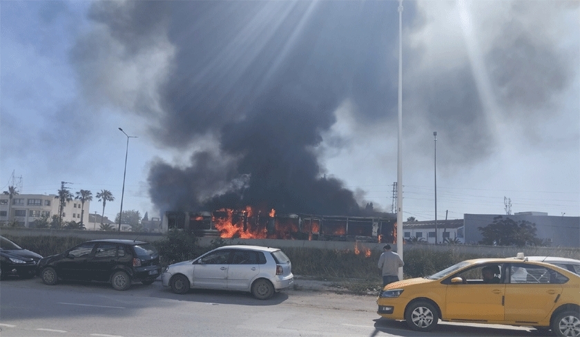 Incendie spectaculaire d'un bus à Tunis : les explications de la Transtu